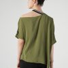 tricou asimetric lejer kaki văzut din spate, croială oversize