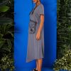 look streetwear cu rochie gri asimetrică cu buzunar decorativ și sandale