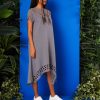 look relaxat cu rochie gri cu detalii decupate și sneakers albi