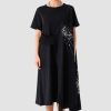 look urban relaxat cu rochie neagră lejeră cu imprimeu modern și adidași