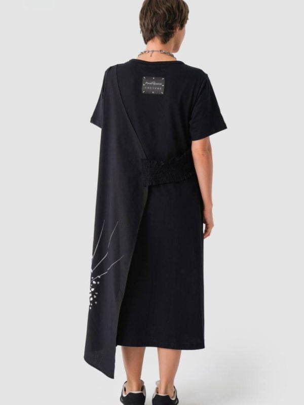 rochie neagră lejeră cu imprimeu modern văzută din spate