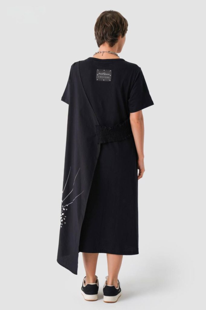 rochie neagră lejeră cu imprimeu modern văzută din spate