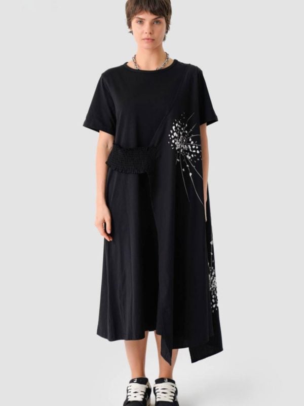 look urban relaxat cu rochie neagră lejeră cu imprimeu modern și adidași