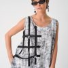 look casual artistic cu rochie maxi albă cu imprimeu urban și sandale