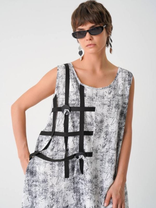 look casual artistic cu rochie maxi albă cu imprimeu urban și sandale