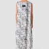 rochie maxi cu imprimeu urban alb văzută din spate