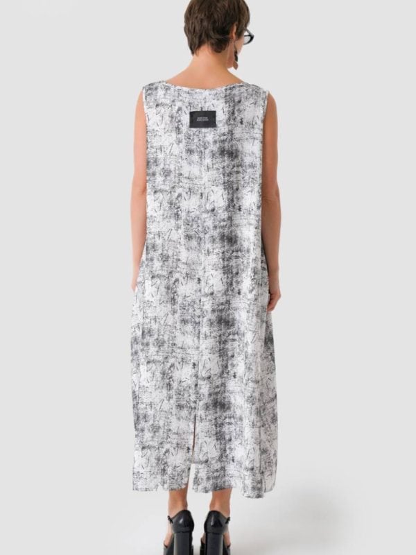 rochie maxi cu imprimeu urban alb văzută din spate