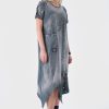 look lejer cu rochie gri cu textură vintage și sneakers