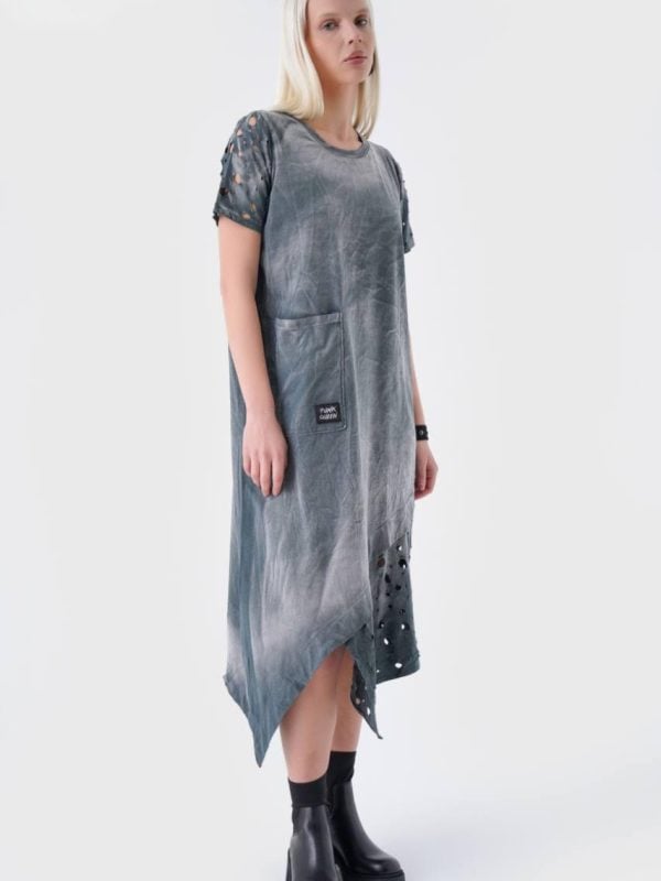 look lejer cu rochie gri cu textură vintage și sneakers