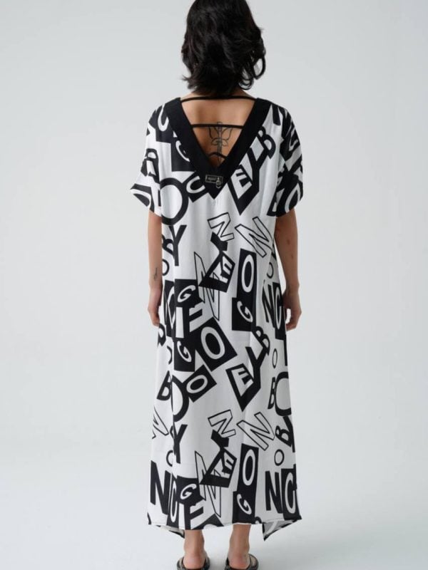 rochie grafică oversized alb-negru cu spate în V văzută din spate