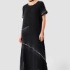 look nonconformist cu rochie neagră largă asimetrică și sandale