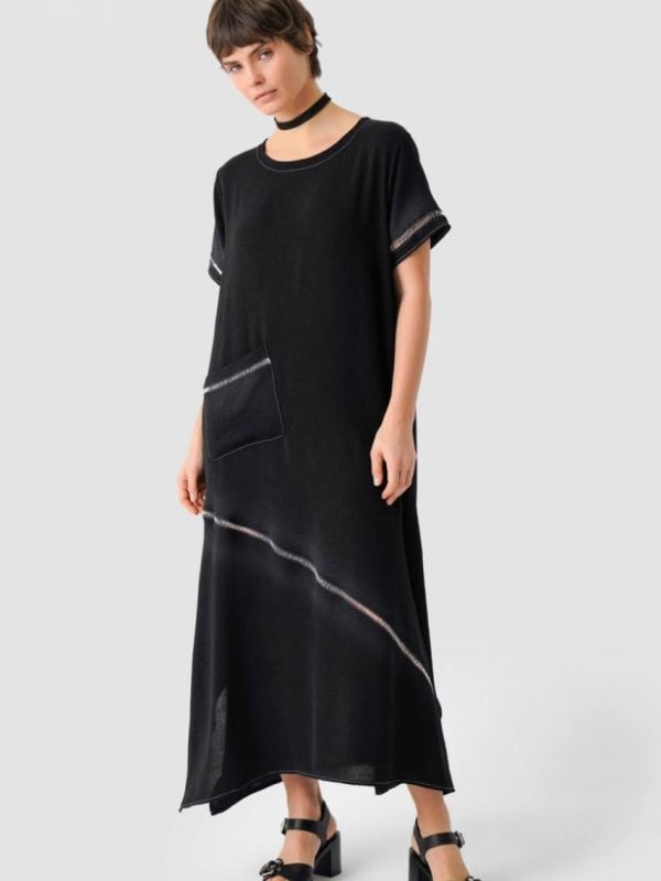 look nonconformist cu rochie neagră largă asimetrică și sandale