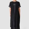 rochie neagră largă asimetrică văzută din spate, croială amplă