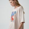 look urban cu tricou oversized bej cu imprimeu abstract și pantaloni