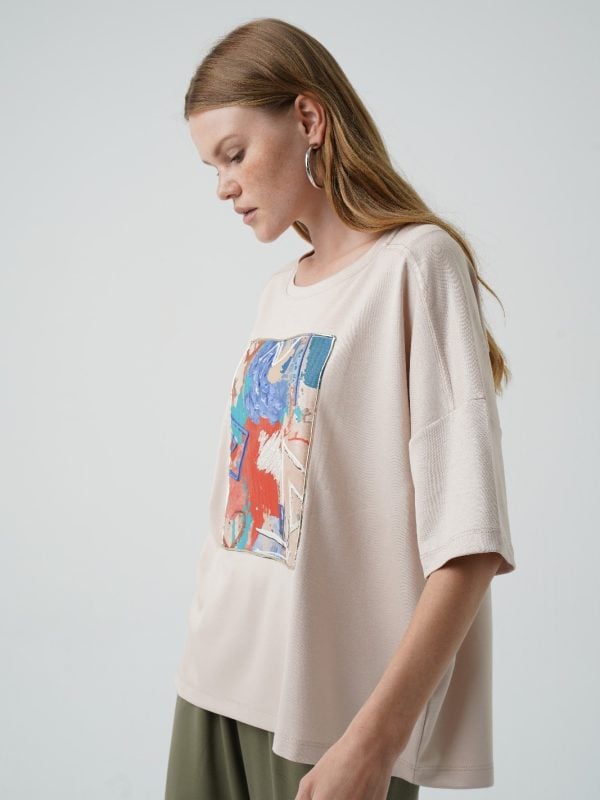 look urban cu tricou oversized bej cu imprimeu abstract și pantaloni