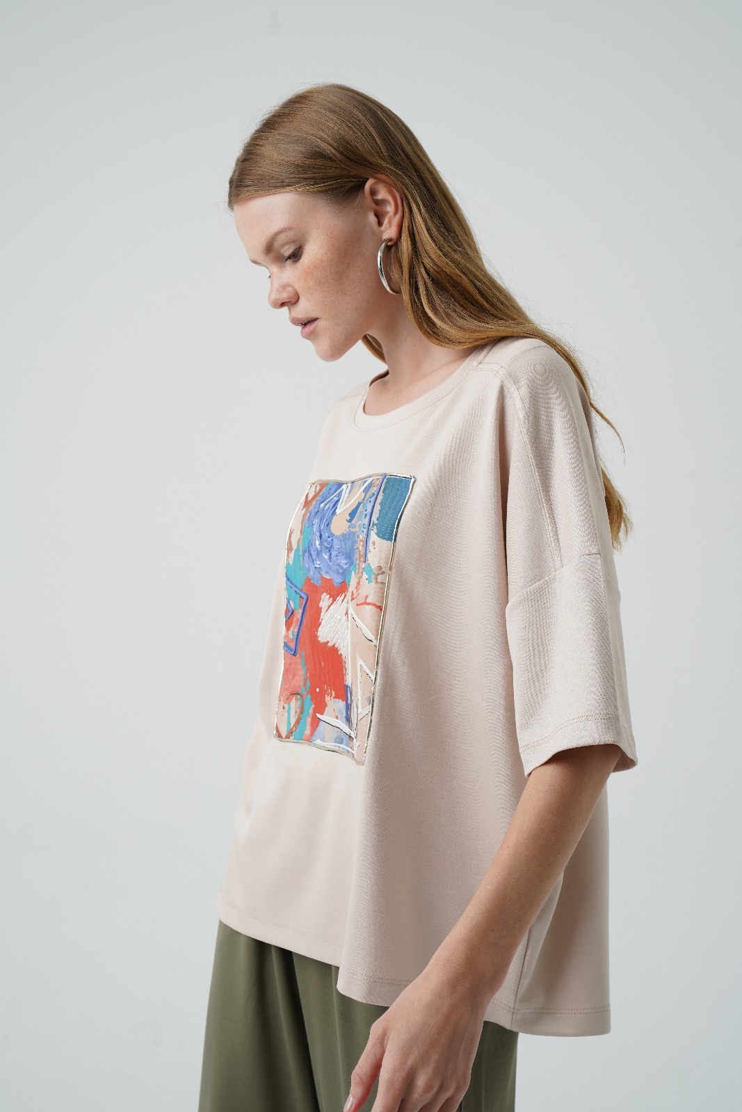 look urban cu tricou oversized bej cu imprimeu abstract și pantaloni