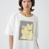 look casual cu tricou oversized ecru cu imprimeu galben și pantaloni