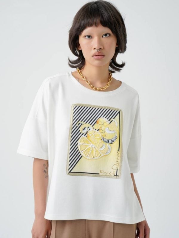 look casual cu tricou oversized ecru cu imprimeu galben și pantaloni
