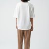 tricou oversized ecru cu imprimeu galben văzut din spate