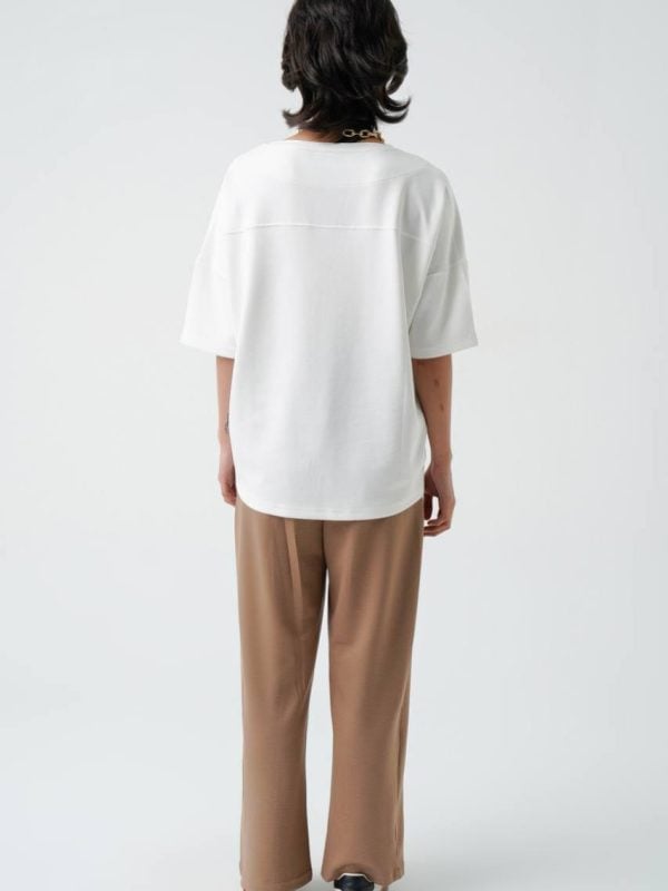 tricou oversized ecru cu imprimeu galben văzut din spate