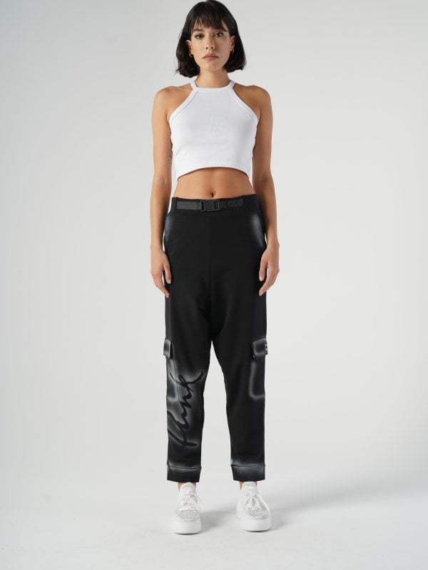 look streetwear cu pantaloni cargo negri cu imprimeu street-art și hanorac oversized