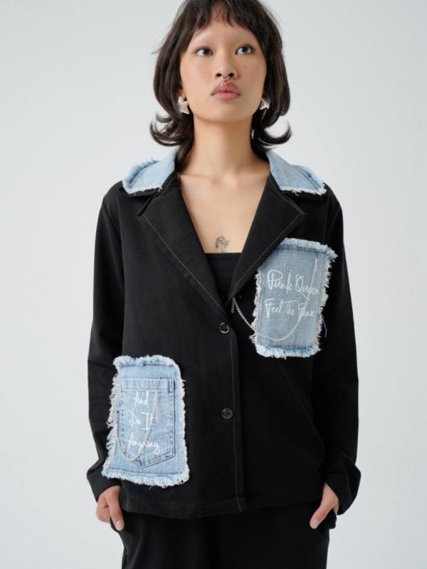 prim-plan cu aplicațiile din denim raw și inscripțiile de pe sacou