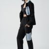vedere laterală a costumului negru, cu sacou lejer și pantaloni cu talie elastică
