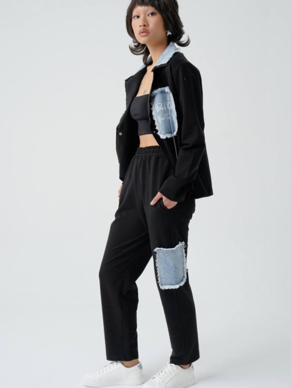 vedere laterală a costumului negru, cu sacou lejer și pantaloni cu talie elastică