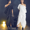 rochie neagră asimetrică oversized văzută din spate, cu deschidere pe spate