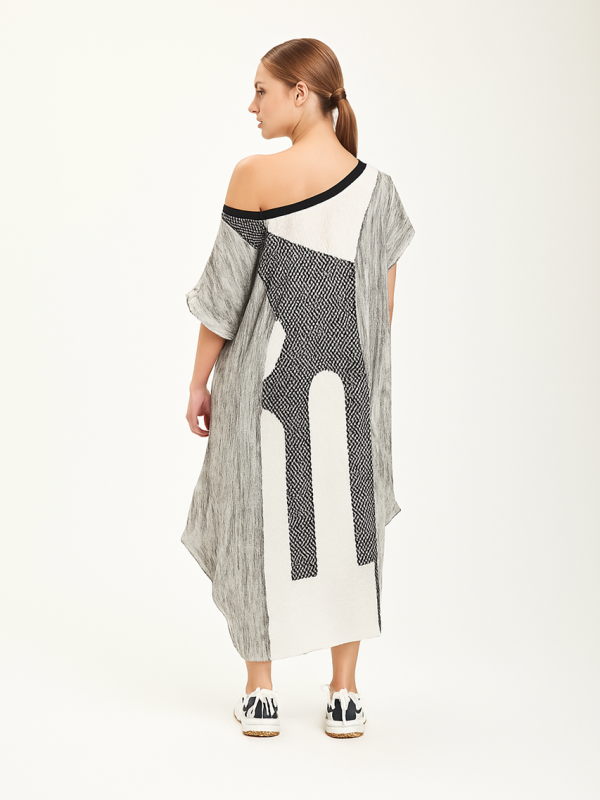 rochie oversize albă/gri văzută din spate, cu detaliu din plasă neagră pe spate