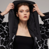 prim-plan cu textura faux-fur, printul giraffe și gulerul matlasat al gecii negre