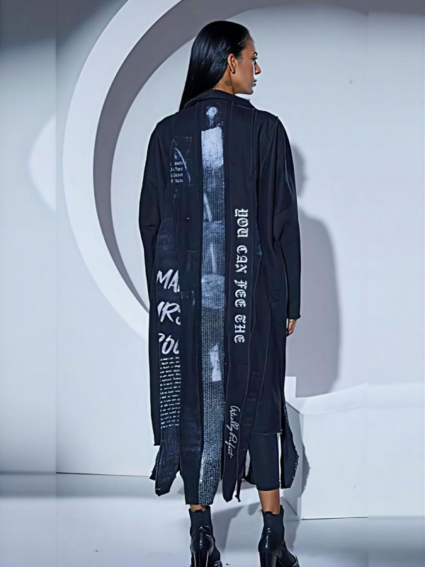 femeie purtând un cardigan lung negru cu franjuri peste un outfit all-black
