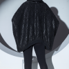 jachetă capă neagră oversize tip poncho văzută din spate