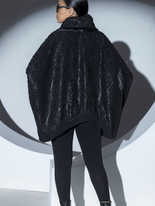jachetă capă neagră oversize tip poncho văzută din spate