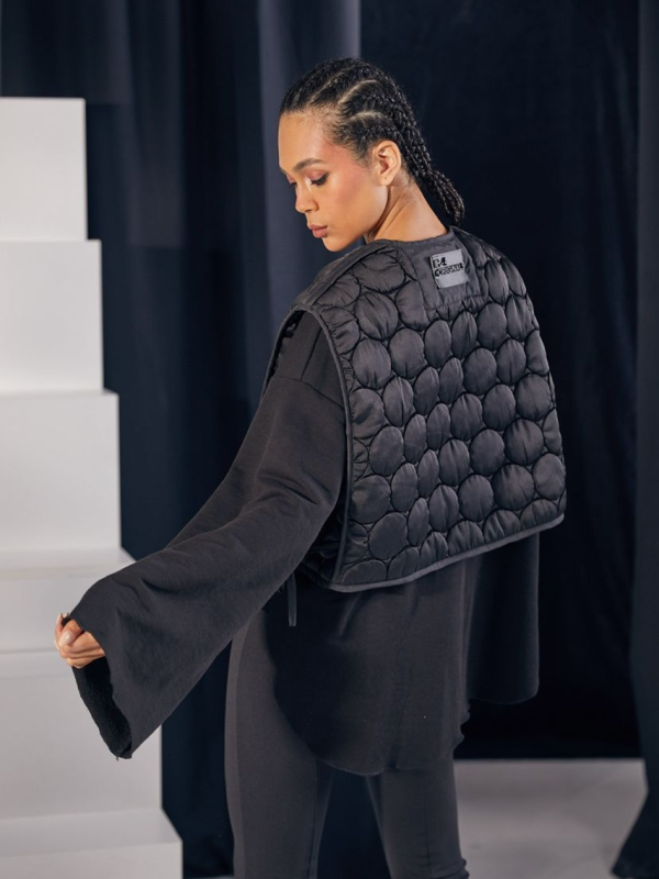 set negru cu bluză oversize și vestuță matlasată văzut din spate
