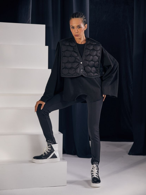 bluză oversize cu mâneci largi și vestuță matlasată neagră damă
