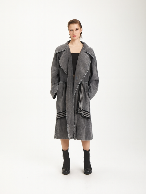 look street-style cu trenci midi antracit din denim, asortat cu bocanci