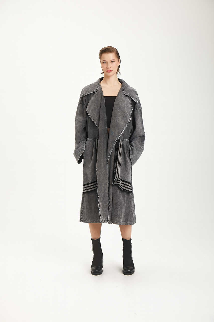 look street-style cu trenci midi antracit din denim, asortat cu bocanci