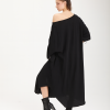 vedere din spate, femeie purtând o rochie oversize neagră cu print artistic pe un umăr