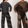 femeie purtând un pulover maro texturat cu pantaloni cargo si geanta maro