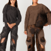 femeie purtând un pulover maro texturat cu pantaloni cargo