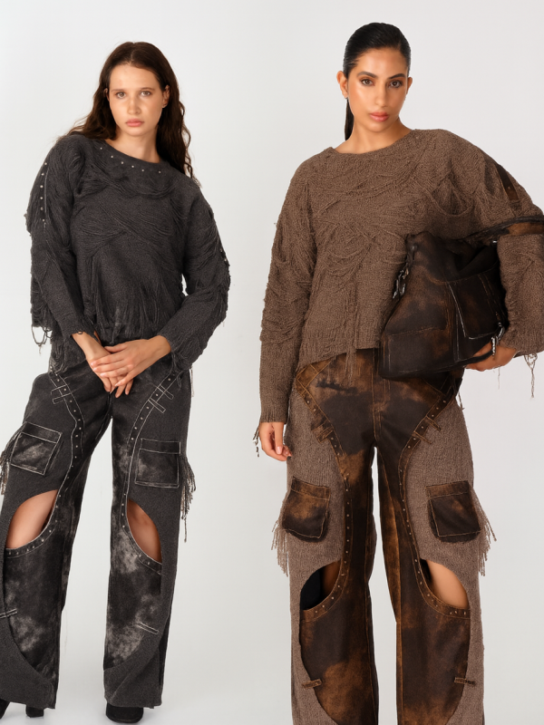 femeie purtând un pulover maro texturat cu pantaloni cargo