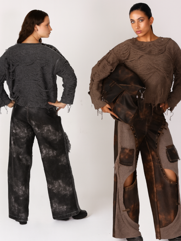 femeie purtând un pulover maro texturat cu pantaloni cargo si geanta maro