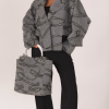 femeie purtând o jachetă oversize gri peste un look minimalist