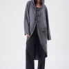 femeie purtând un trenci oversized antracit cu pantaloni negri