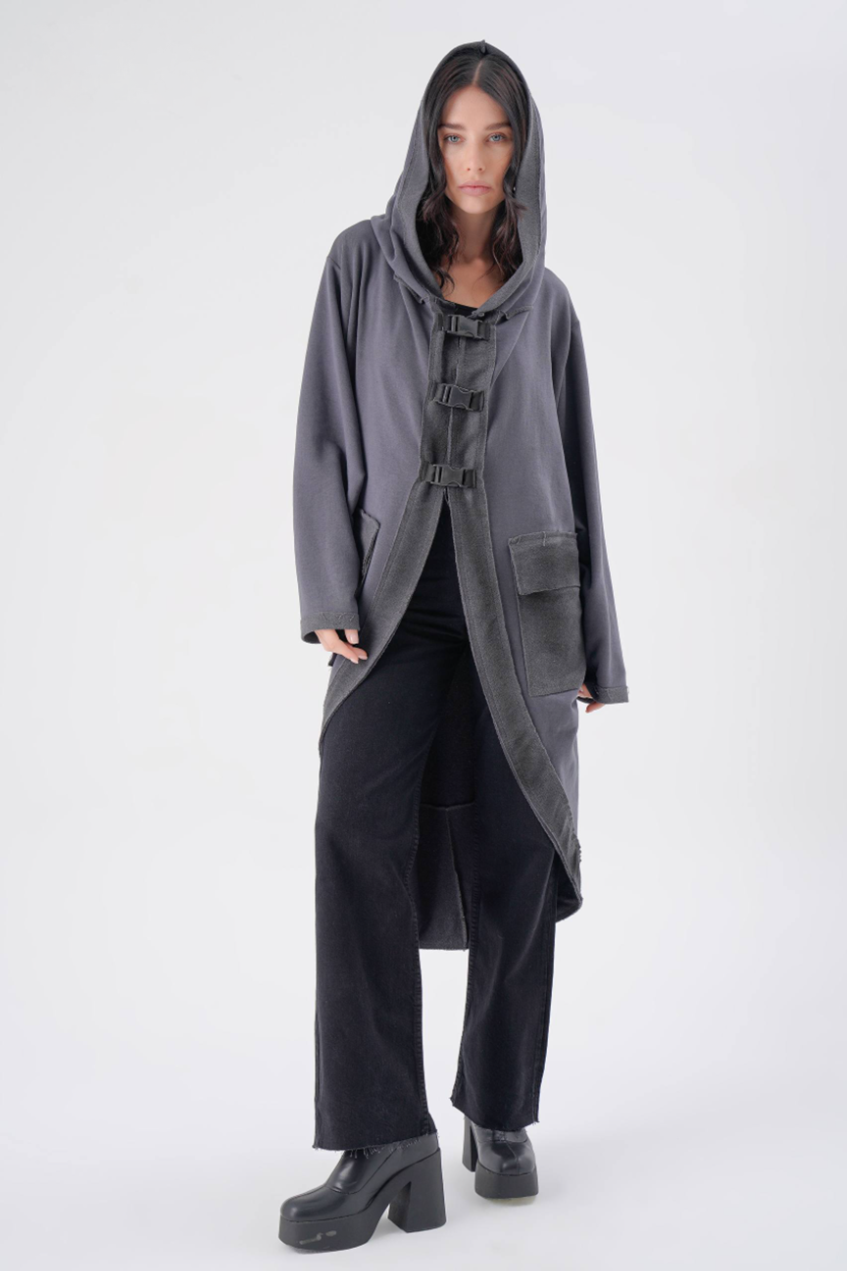 femeie purtând un trenci oversized antracit cu pantaloni negri