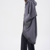 femeie purtând un trenci oversized antracit