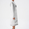 vedere din lateral, femeie purtând o rochie ecru casual cu buzunare