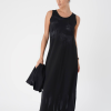 femeie purtând o rochie minimalistă neagră
