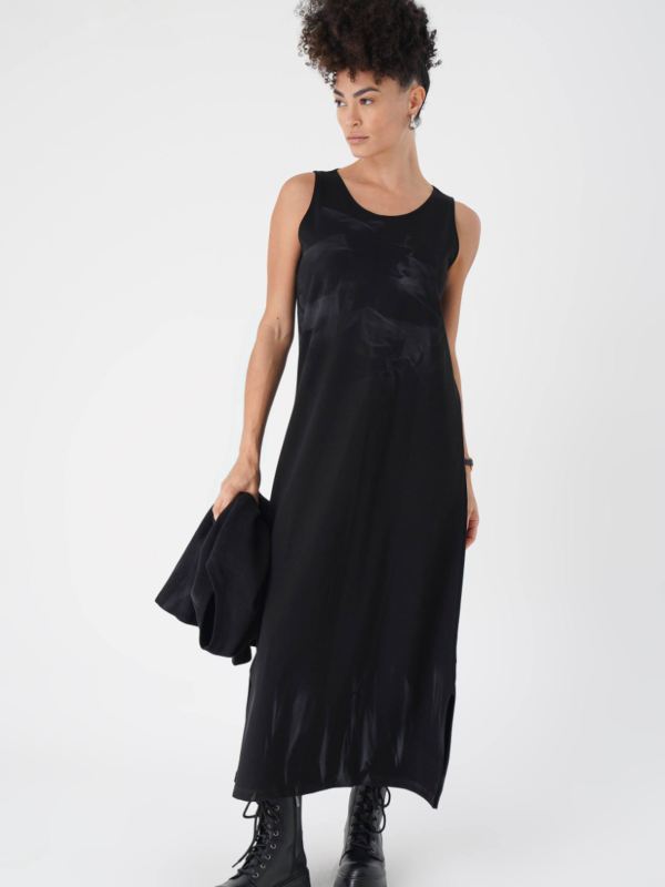 femeie purtând o rochie minimalistă neagră